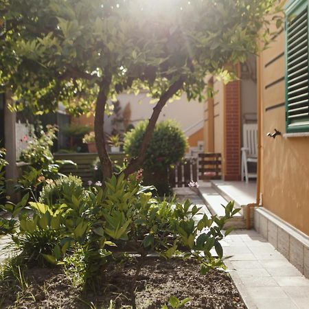 Rare Durres Apartment With Private Parking & Garden 외부 사진