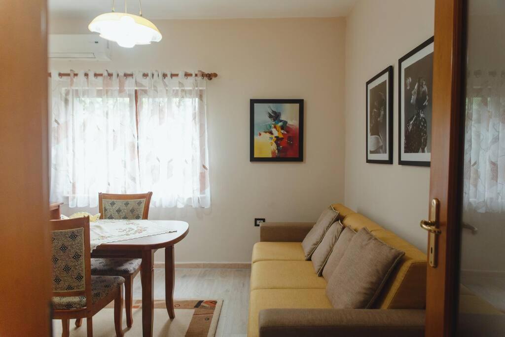 Rare Durres Apartment With Private Parking & Garden 외부 사진