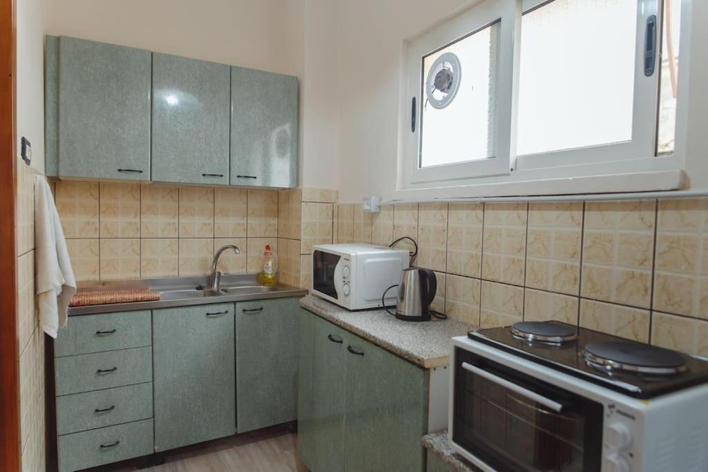 Rare Durres Apartment With Private Parking & Garden 외부 사진
