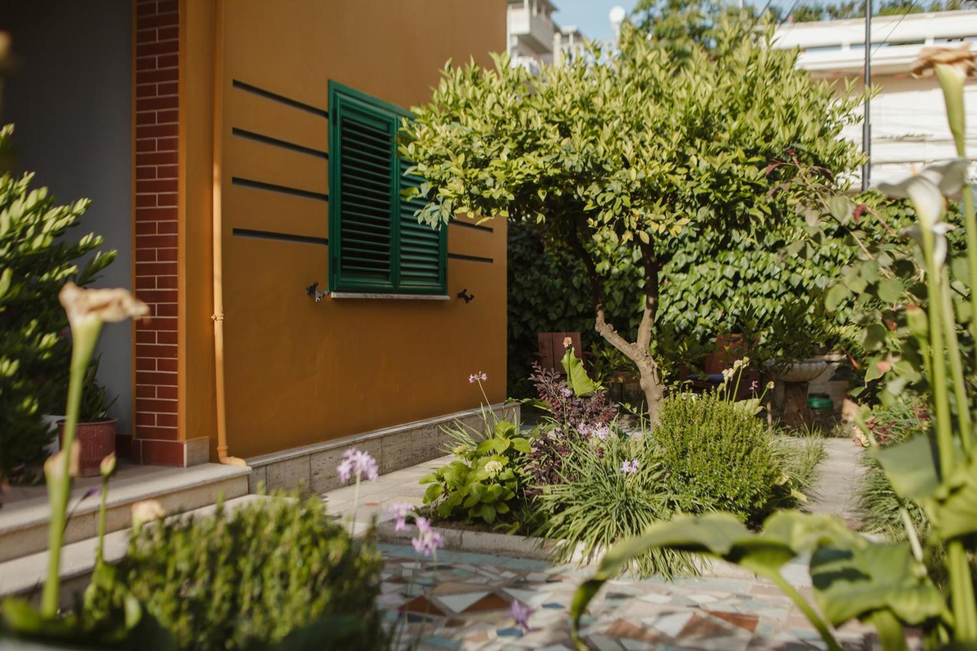 Rare Durres Apartment With Private Parking & Garden 외부 사진