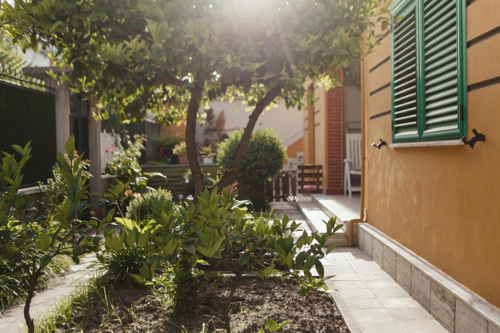 Rare Durres Apartment With Private Parking & Garden 외부 사진